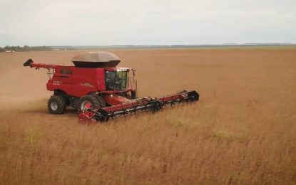 Presentan una cosechadora más automatizada y de mayor performance