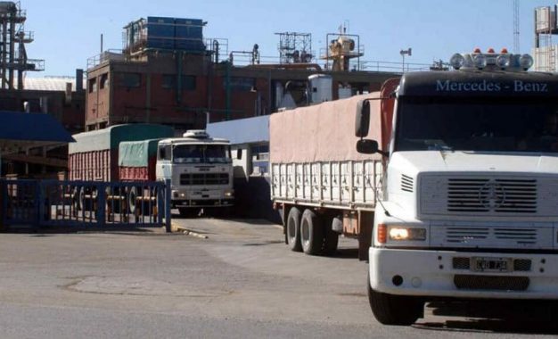 El “derrame” del dólar soja: se duplicó el movimiento de camiones en los puertos de Rosario