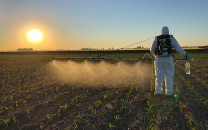 Innovación argentina: padre e hijo productores idearon una pulverizadora que se monta en la pick up