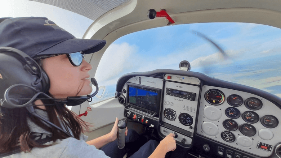 Tiene 19 años, es la primera piloto con hipoacusia del país y trabaja en aviación agrícola