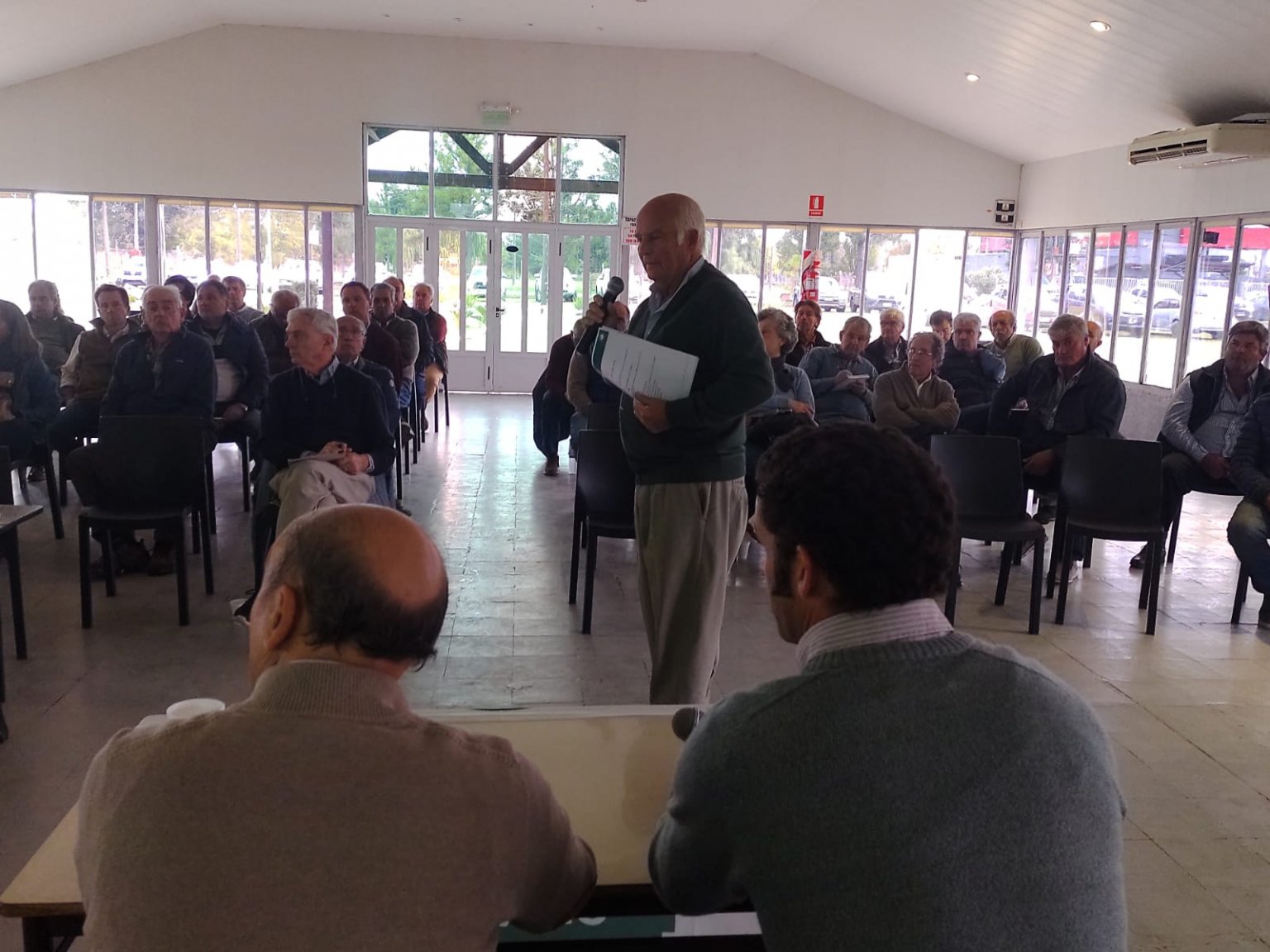 “Sobrevoló la idea de la rebelión fiscal”: un dirigente del agro retrató una asamblea caliente entre productores