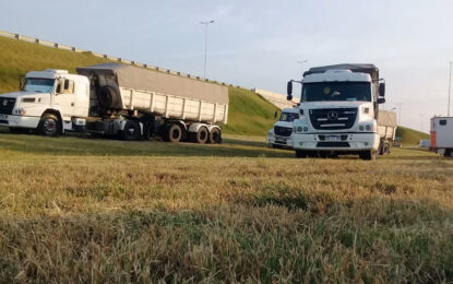 Los camioneros lamentan la sequía: “Algunos choferes terminan un viaje y tienen que vender churros”