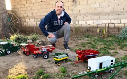 El artesano de las máquinas agrícolas: las replica de manera exacta en miniatura