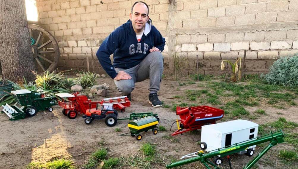 El artesano de las máquinas agrícolas: las replica de manera exacta en miniatura