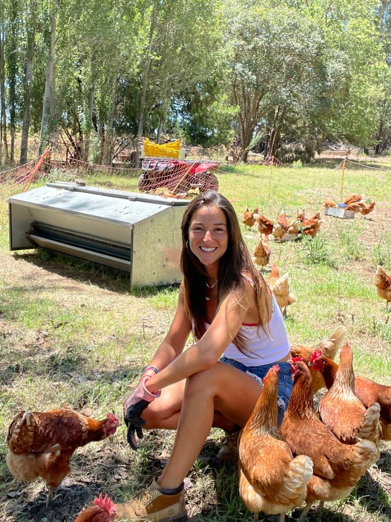 Estudió y enseñó arte dramático, pero la pandemia la hizo volver al campo y hoy cría “gallinas felices”