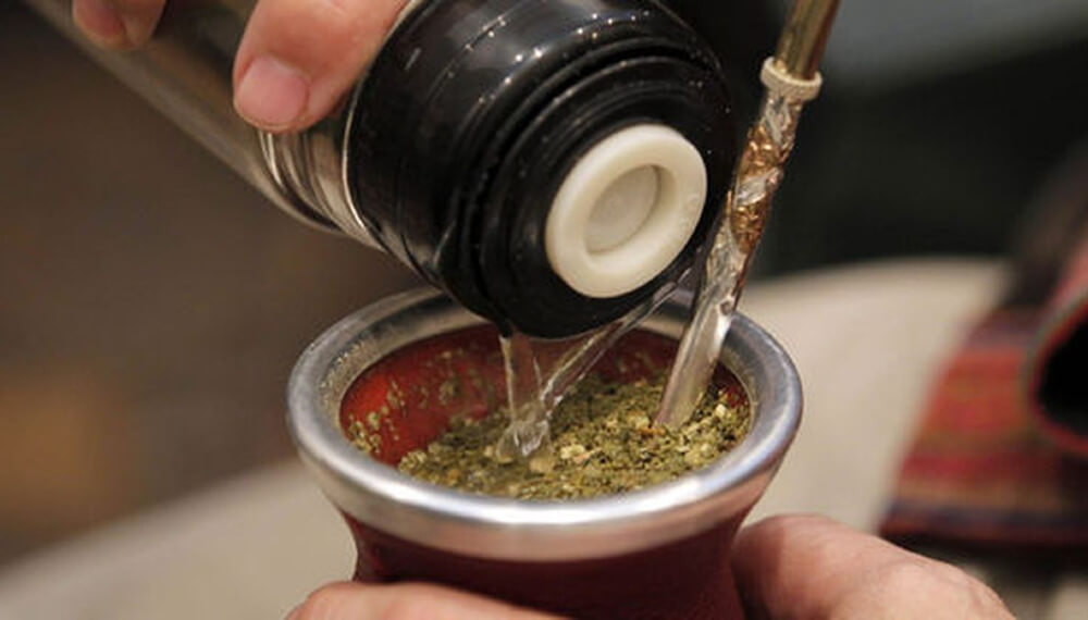 El mate, la bebida nacional a la que no hay crisis que la afecte: 2023 fue récord de consumo