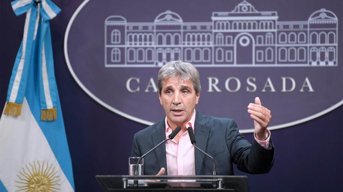 Caputo anunció medidas para “favorecer al agro”: rebajan aranceles para importar herbicidas