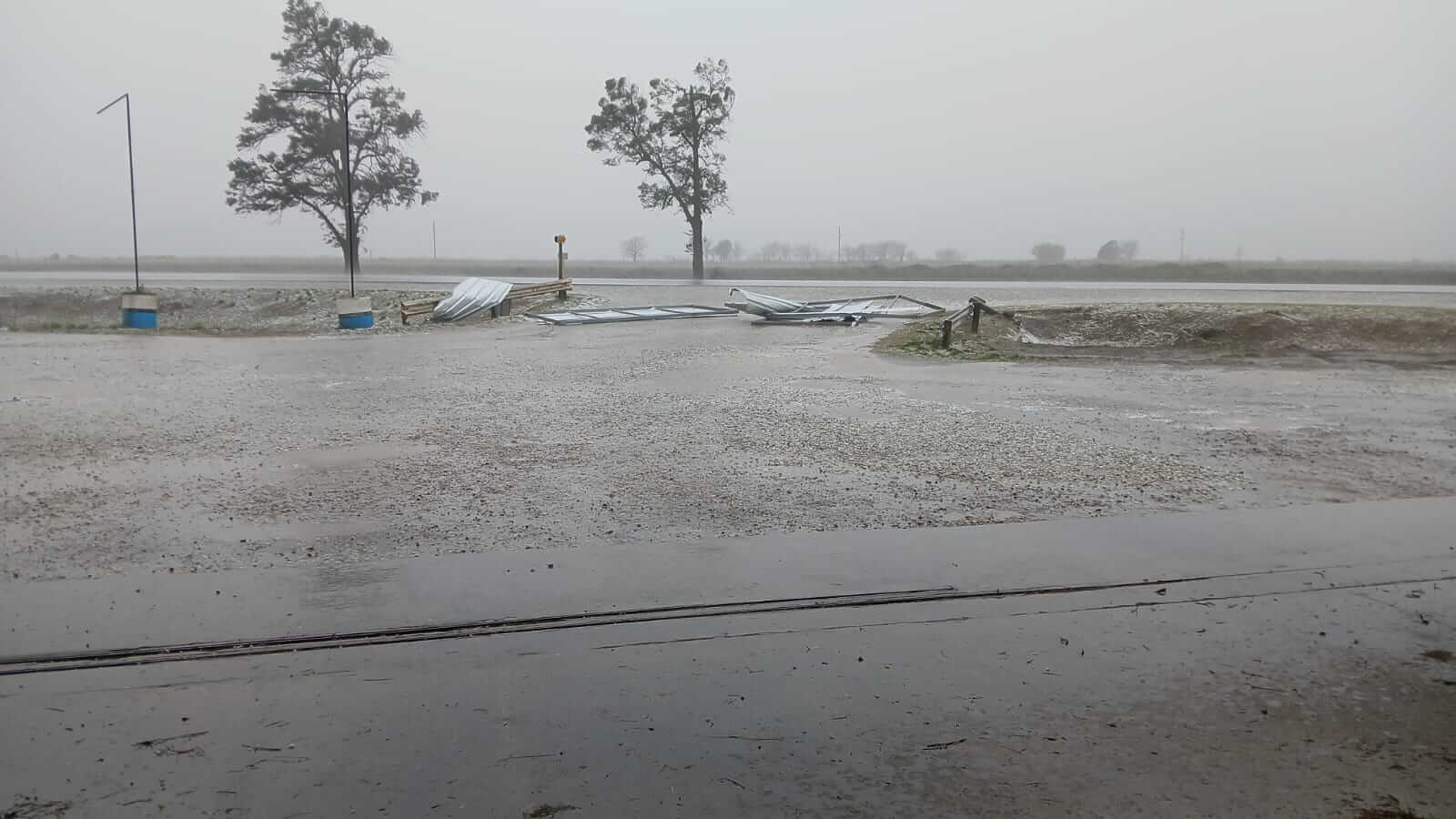 Fuertes ráfagas de viento y episodios de granizo: una intensa tormenta sacudió a la zona núcleo